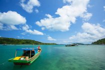 Indonesia, Islas Riau, Pulau Matak, Mar Esmeralda, Barco amarrado a la bahía - foto de stock