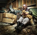 Стара жінка з кішкою — стокове фото