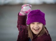 Retrato de menina rindo segurando bola de neve — Fotografia de Stock