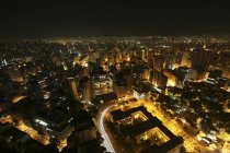 Vista elevada de la ciudad por la noche, Sao Paulo, Sao Paulo State, Brasil - foto de stock