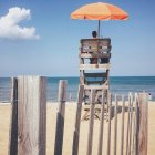 Visão traseira do Lifeguard sentado na praia de areia — Fotografia de Stock