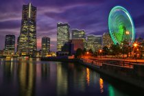 Japão, Prefeitura de Kanagawa, Yokohama, Cidade iluminada com roda gigante — Fotografia de Stock
