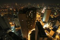 Vista elevada de la ciudad por la noche, Sao Paulo, Brasil - foto de stock