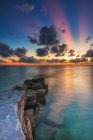 Malasia, Sabah, vista panorámica del rayo de luz puesta del sol en la isla de Mabul - foto de stock