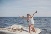 Blondes Kind auf Luftmatratze auf See — Stockfoto