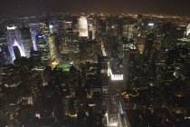 États-Unis, New York, vue panoramique de Manhattan la nuit — Photo de stock
