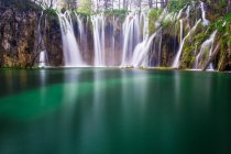 Vue majestueuse sur les fascinants lacs de Plitvice, parc national des lacs de Plitvice, Croatie — Photo de stock