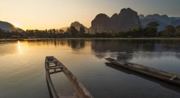 Vista panorâmica dos barcos fluviais ao pôr do sol, Laos — Fotografia de Stock