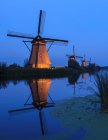 Scenic view of Kinderdijk windmills in floodlights, Holland — Stock Photo