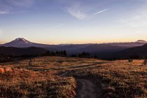 Vista panoramica del sentiero in maestose montagne — Foto stock