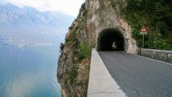 Италия, озеро Гарда, дорога, ведущая в горный туннель — стоковое фото