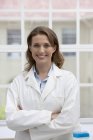 Портрет впевненої середньої дорослої білої жінки на роботі в лабораторії — стокове фото