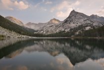 Scenic view of reflections in East Lake, Kings Canyon National Park, USA — Stock Photo