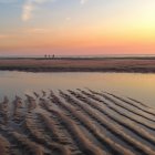 Vista de la puesta de sol en la playa de arena en Holanda, Bloemendaal - foto de stock