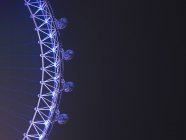 Vue recadrée de London Eye contre un ciel nocturne dégagé, Londres, Royaume-Uni — Photo de stock