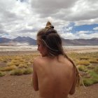 Chili, Portrait de femme nue regardant par-dessus l'épaule dans le désert — Photo de stock