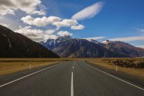 Nuova Zelanda, Canterbury, Paesaggio con catena montuosa e strada vuota — Foto stock
