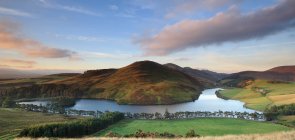Пентленд-Хиллз видны с холмистых полей и водохранилища Гленкорс, Очендинни, Мидлотиан, Шотландия — стоковое фото
