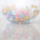 Bolas de loteria multi-coloridas em tigela de vidro — Fotografia de Stock