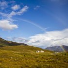 Живописный вид на двойную радугу в горах, Шотландия, Великобритания — стоковое фото