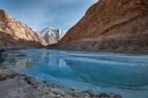 Gefrorener Fluss in den Bergen, Indien, ladakh — Stockfoto