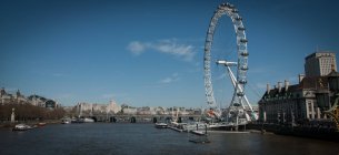Vista panorámica de London Eye con Thames River, Londres, Reino Unido - foto de stock