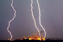 Vista panorámica del rayo de trueno sobre la central eléctrica, EE.UU., Arizona, Arlington - foto de stock