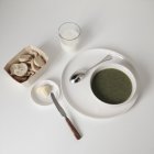 Estúdio tiro de sopa de almoço com lanches — Fotografia de Stock