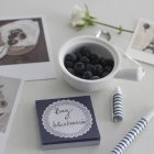 Blueberries in bowl beside hand written memo — Stock Photo