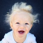Retrato de un niño pequeño con el pelo flyaway - foto de stock