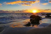 Vista panorámica de la puesta de sol en la playa, Estados Unidos, Hawai, Keawakapu - foto de stock