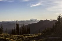 Vista panorâmica do belo pôr do sol nas montanhas — Fotografia de Stock
