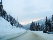 Vue panoramique de la route enneigée dans les montagnes, Colombie-Britannique, Canada — Photo de stock