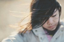 Retrato de menina com cabelo escuro no dia ventoso — Fotografia de Stock