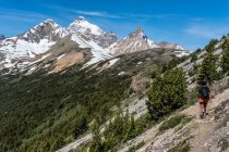 Canadá, Alberta, Parque Nacional Banff, Montanhas Rochosas Canadenses, Caminhante andando ao longo da montanha — Fotografia de Stock