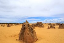 Vista panorámica del paisaje con formaciones rocosas, Pináculos, Australia Occidental, Australia - foto de stock