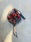 Studioaufnahme von Erdbeeren auf Pfanne, Draufsicht — Stockfoto