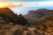 Majestuosa vista de La Gomera al atardecer, Tagalushe, Islas Canarias, España - foto de stock