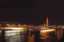 Vista panorámica de la Torre Eiffel por la noche, París, Francia - foto de stock