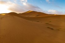 Vista panorámica de las dunas en el desierto, Sahara, Marruecos - foto de stock