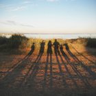 Retrato familiar por sombras en la playa, Noruega - foto de stock