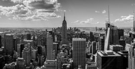 Elevado paisaje urbano del centro, monocromo, Nueva York, Nueva York, Estados Unidos - foto de stock