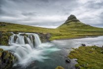 Магестационный вид на знаменитую гору Кьюфалл, Исландия — стоковое фото