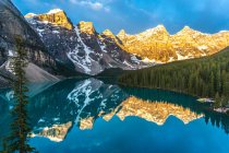 Mountains reflecting in calm lake at sunrise, Canada, Banff National Park, Canadian Rockies — Stock Photo