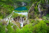 Majestosa vista dos fascinantes lagos de Plitvice, Parque Nacional dos Lagos de Plitvice, Croácia — Fotografia de Stock