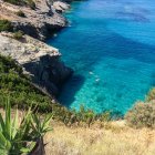 Griechenland, Sakynthos, Karamanis, Mann und Frau schwimmen im Meer — Stockfoto
