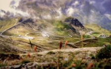 Vista mágica de la carretera alpina serpenteando a través de las montañas, Austria - foto de stock