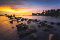 Indonésie, Sumatera, Sumatra Ouest, Silhouette de personnes sur la plage au coucher du soleil — Photo de stock