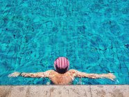 Erhöhter Blick auf Mann im Schwimmbad — Stockfoto