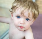 Retrato de niño rubio con ojos azules - foto de stock